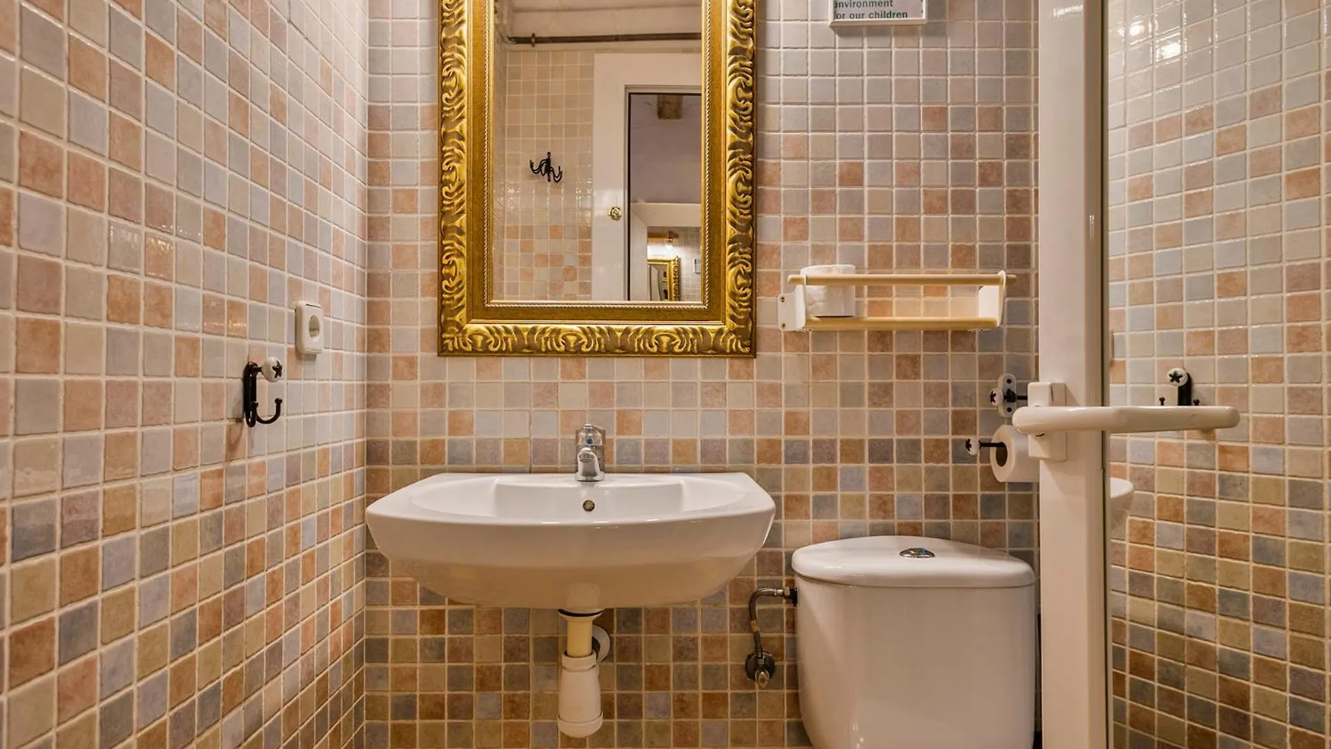 Encanto En Las Ramblas: Espacio Perfecto Para 9 Apartment Barcelona